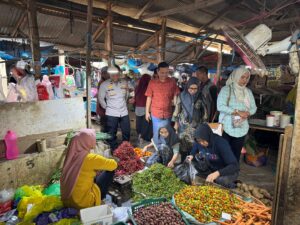 Jelang Nataru, Satgas Pangan Polres  Bawang Barat bersama Diskoperindag Pantau Stabilitas Harga dan Stok Bahan Pokok