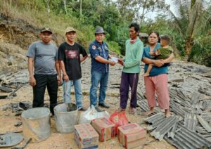 Apdesi Kecamatan Negeri Ratu Ngambur Berikan Bantuan Kepada Korban Kebakaran