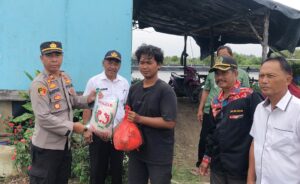 Polres Tulang Bawang Berikan Bansos Kepada Masyarakat Terdampak Bencana Alam Angin Puting Beliung