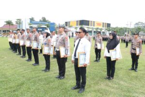 Kapolres Tulang Bawang Berikan Reward Kepada 38 Personel Berprestasi, Berikut Daftar Namanya